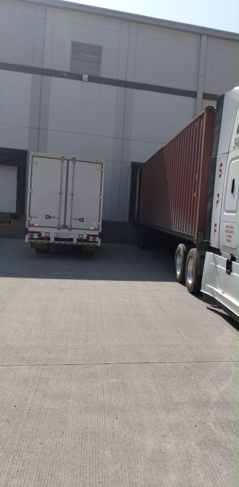 Contenedor maniobrando en andén de carga