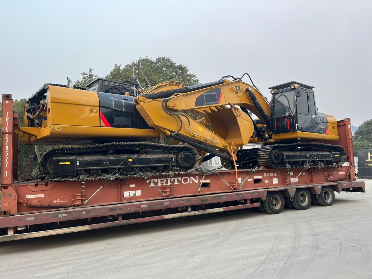 Excavadora sobredimensionada transportada en plataforma