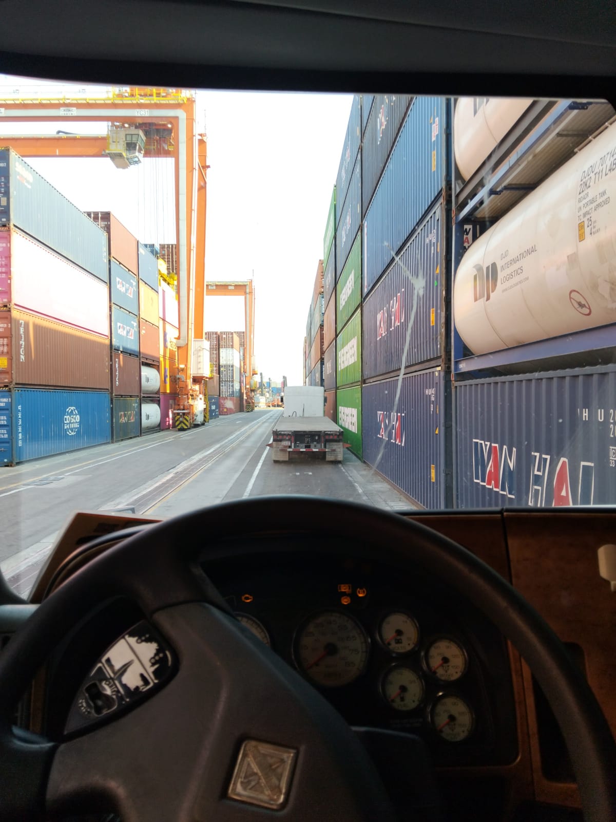Unidad ingresando a terminal de contenedores